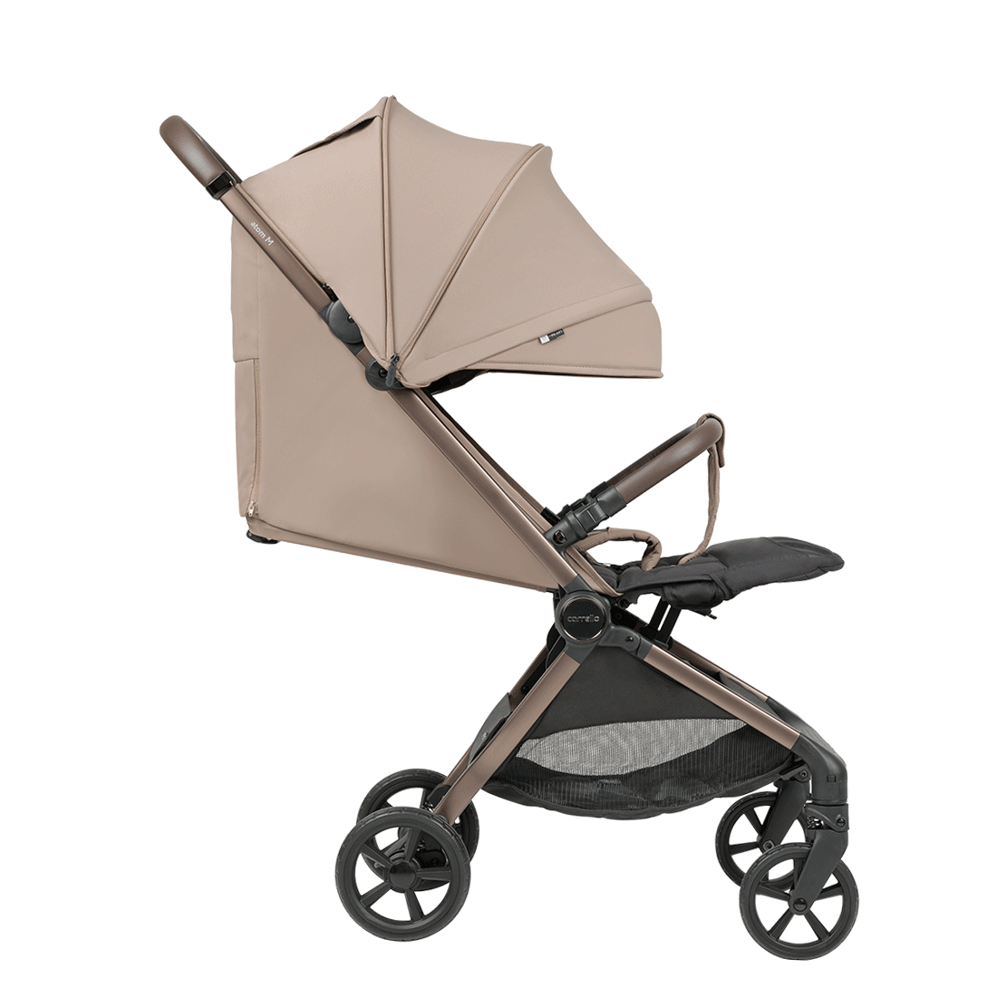 El cochecito Atom M 2025 se pliega automáticamente.