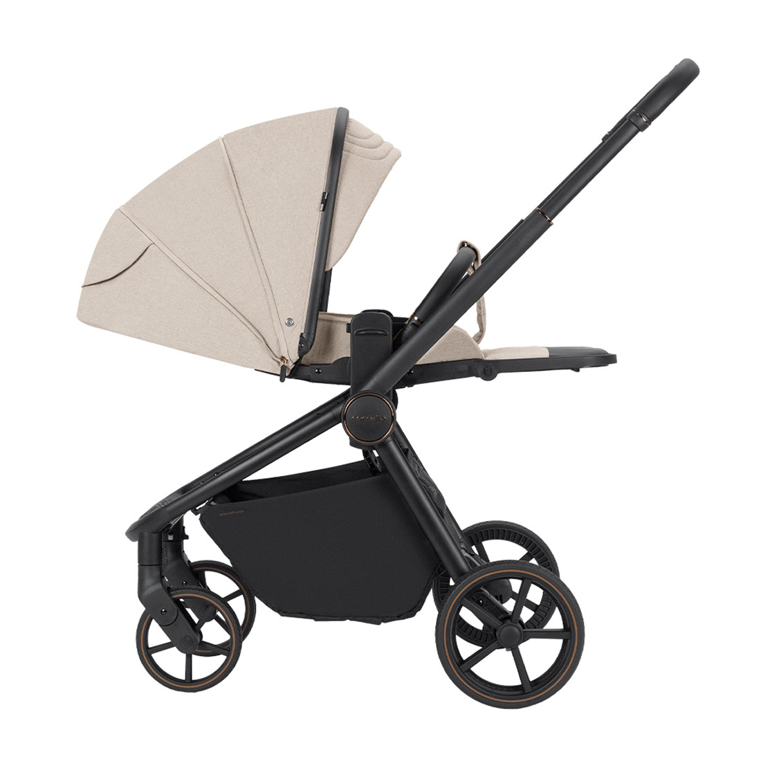 El cochecito universal Epica 3 en 1 2025 cuando está plegado no ocupa mucho espacio.