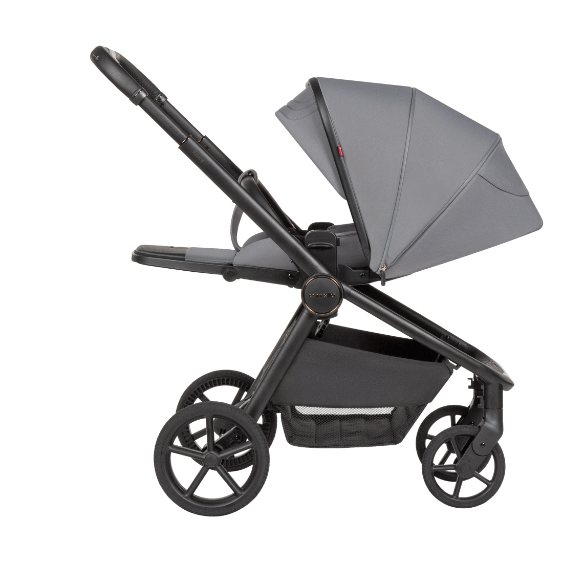 El cochecito universal Epica 3 en 1 2025 cuando está plegado no ocupa mucho espacio.